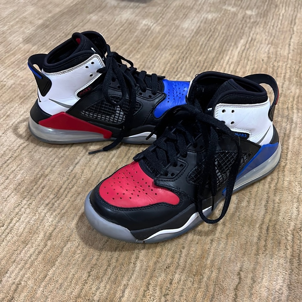 Nike Air Jordan Mars 270 boys sneakers - size 4Y